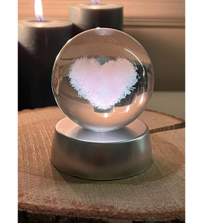 💖 Sonsuz Sevgi Işıltısı: 360 Derece Görünümlü Işıklı Kristal Kalp Küre